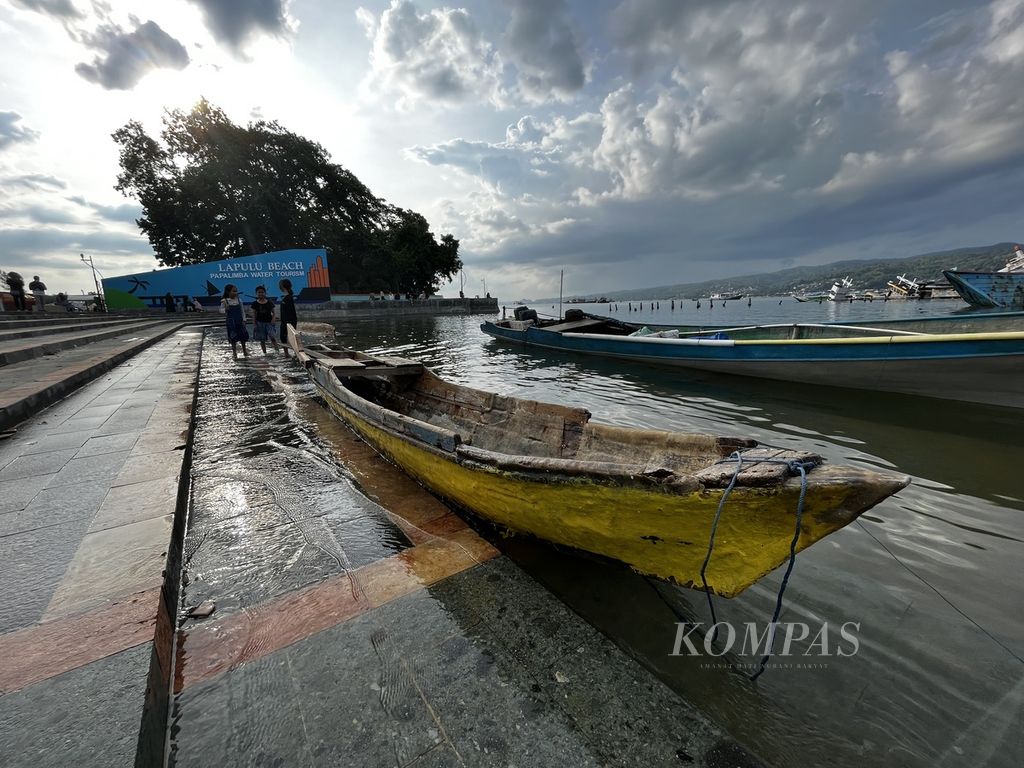 Suasana di Ruang Terbuka Hijau Puday-Lapulu di kawasan pesisir Teluk Kendari, Sulawesi Tenggara, menjadi magnet baru masyarakat untuk menghabiskan waktu, Selasa (24/1/2023).