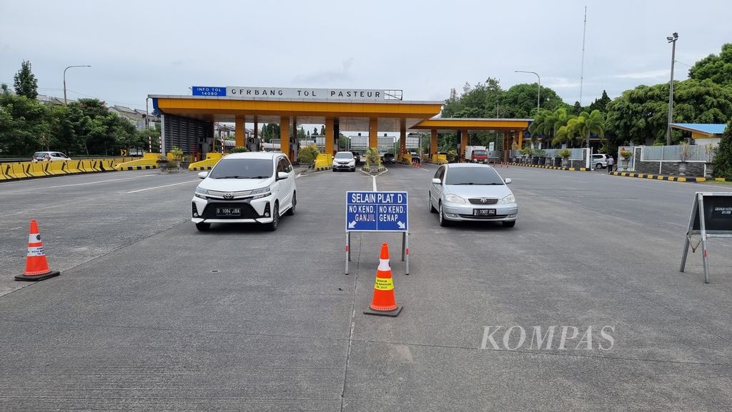 Sejumlah kendaraan keluar dari Gerbang Tol Pasteur, Kota Bandung, Jawa Barat, Sabtu (12/2/2022). Di gerbang ini, petugas melaksanakan mekanisme ganjil genap untuk membatasi kendaraan yang masuk Kota Bandung. 