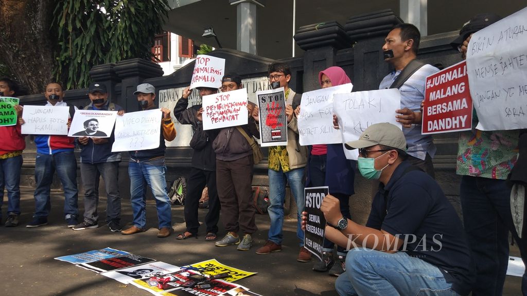 Puluhan jurnalis di Malang, Jawa Timur, menggelar aksi keprihatinan tolak kekerasan oleh aparat terhadap jurnalis yang tengah bertugas, Jumat (27/9/2019).