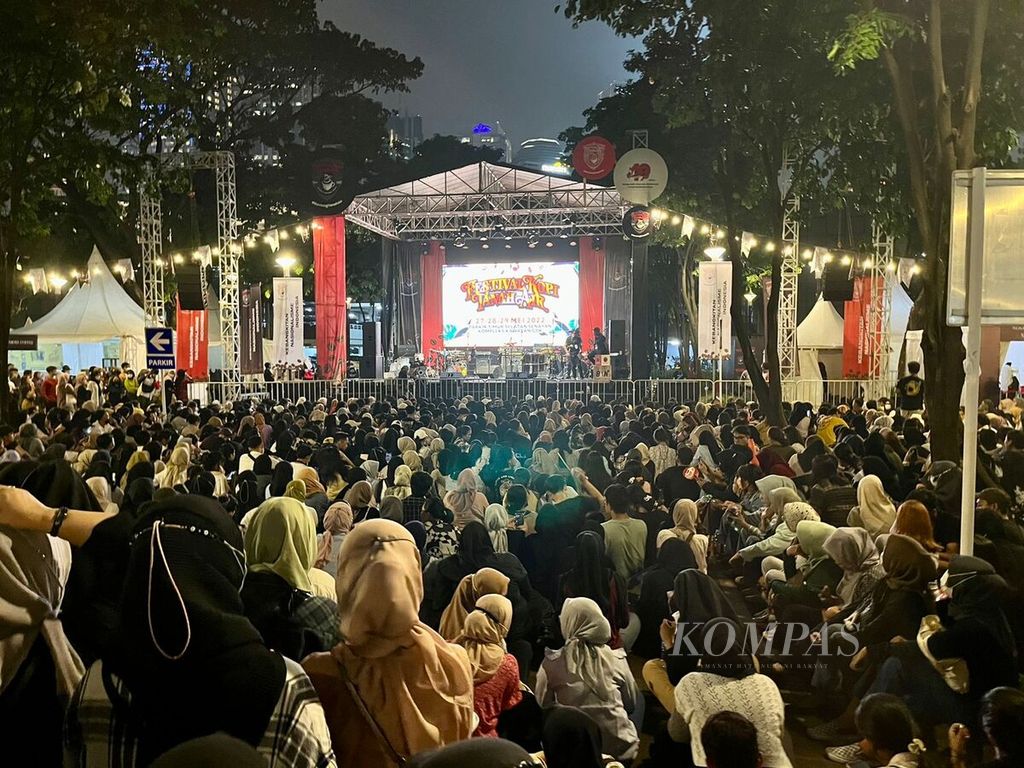 Suasana Festival Kopi Tanah Air yang digelar PDI-P di Lapangan Parkir Timur, Senayan, Jakarta, Jumat (27/5/2022). Acara ini merupakan bagian dari rangkaian HUT Ke-49 PDI-P.