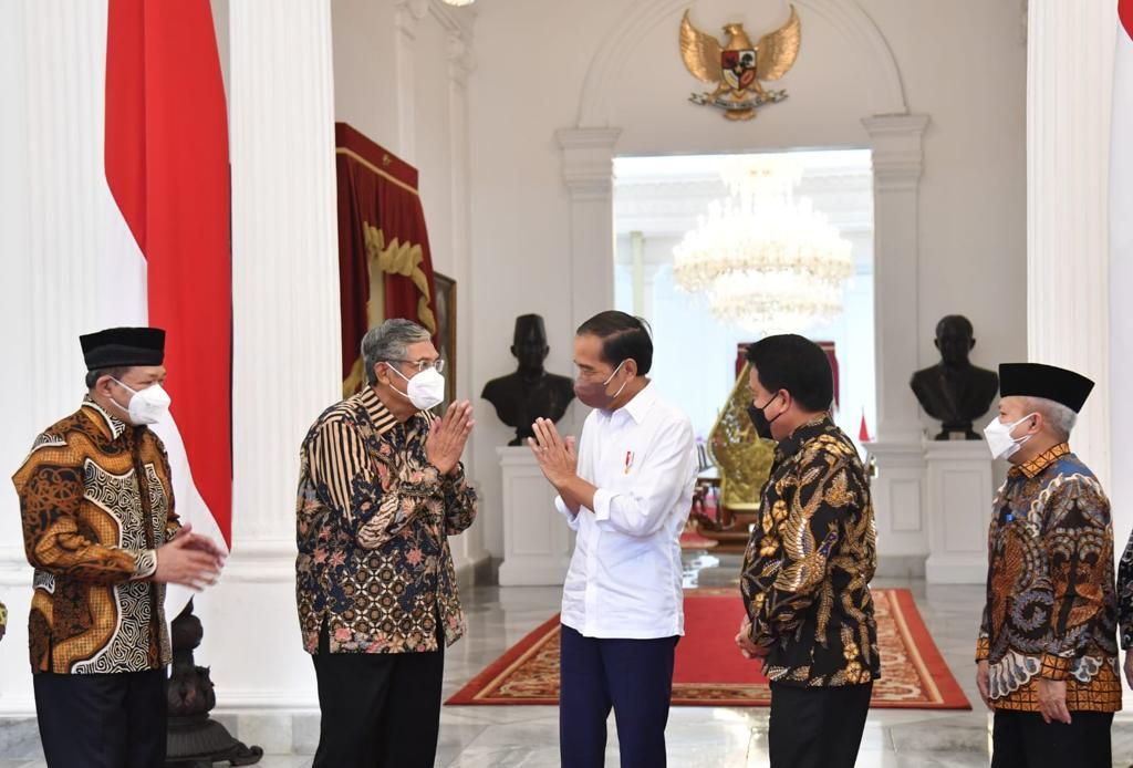 Presiden Joko Widodo menerima Panitia Seleksi Pemilihan Calon Anggota Badan Pelaksana dan Calon Anggota Dewan Pengawas Badan Pengelola Keuangan Haji (BPKH) Periode 2022-2027 di Istana Merdeka, Jakarta, Senin (4/4/2022)