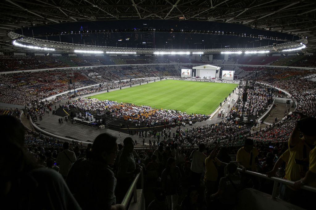 Suasana umat Nasrani saat mengikuti misa akbar di Stadion Stadion Gelora Bung Karno (GBK), Jakarta, dengan kendaraan terbuka Kamis (5/9/2024). 