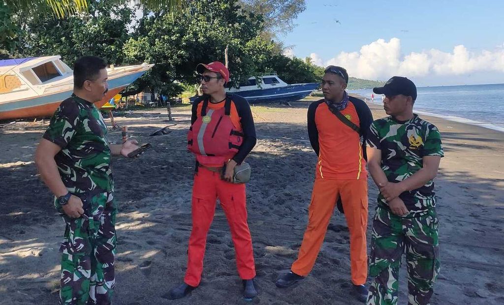 Tim Kantor SAR Mataram berkoordinasi sebelum melakukan pencarian wisatawan berkebangsaan Perancis yang hilang di perairan Gili, Senin (19/12/2022). 