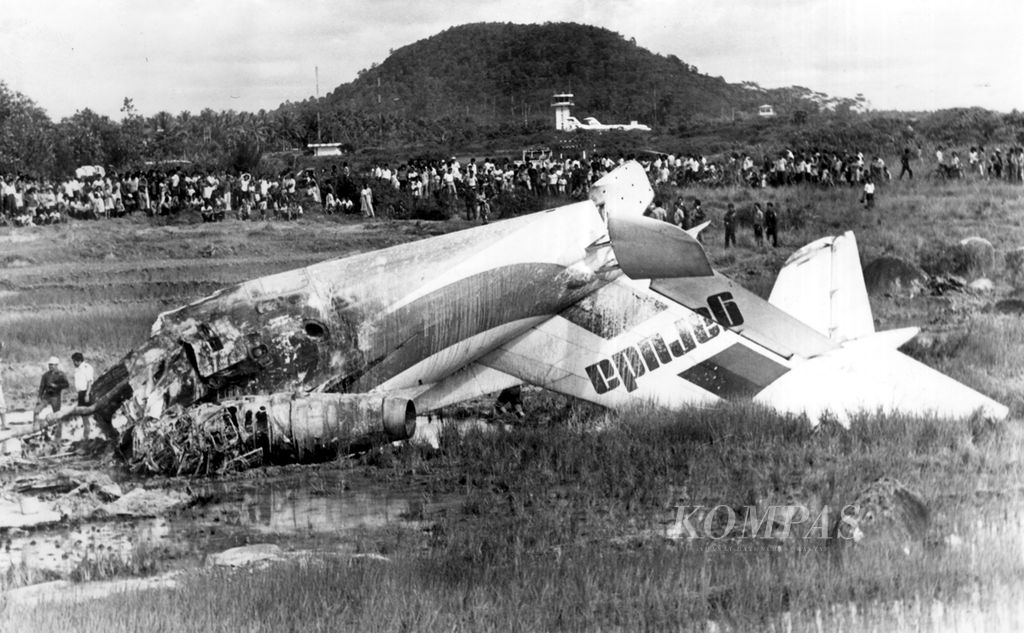 Bagian tengah pesawat Garuda F-28 "Cimanuk" habis terbakar tanpa sisa, akibat kecelakaan Sabtu sore, (20/3/1982). Yang relatif masih utuh adalah kokpit dan bagian ekornya. Dalam gambar ini tampak kokpit berada di ujung, sedangkan bagian tengah badan tampak tinggal puing-puing berserakan, (21/3/1982).
