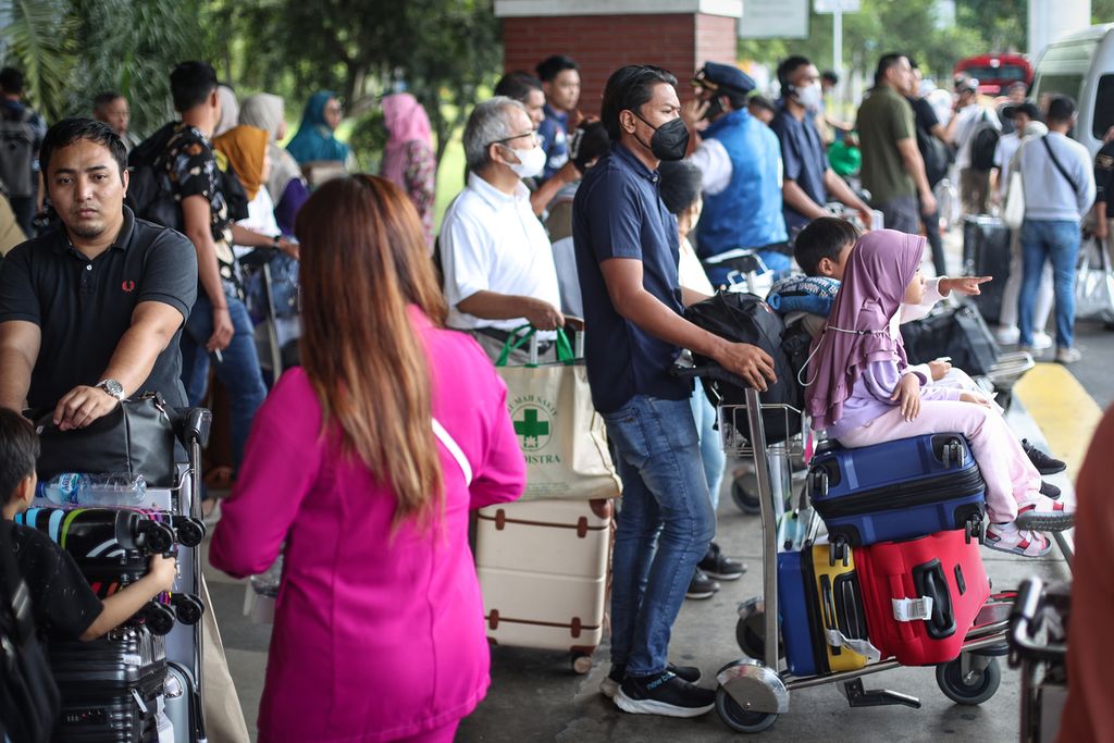 Penumpang pesawat menunggu jemputan di Bandara Internasional Soekarno-Hatta, Tangerang, Banten, Jumat (28/4/2023). Pada periode puncak arus balik pertama dari 23-26 April 2023, jumlah penumpang yang tiba di Bandara Internasional Soekarno-Hatta mencapai lebih dari 300.000 orang. 