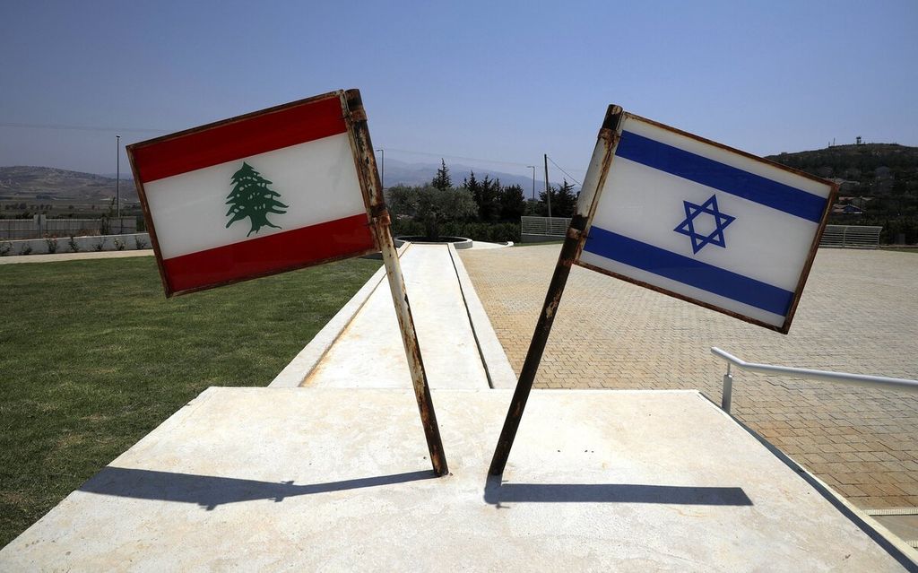 Bendera Lebanon dan Israel terpasang di kota Metula, Israel utara, yang berada di dekat perbatasan dengan Lebanon, Kamis (5/8/2021). Serangan roket diluncurkan kelompok Hezbollah di Distrik Shebaa Farms yang disengketakan. Wilayah itu berada di perbatasan Israel, Lebanon dan Suriah. 