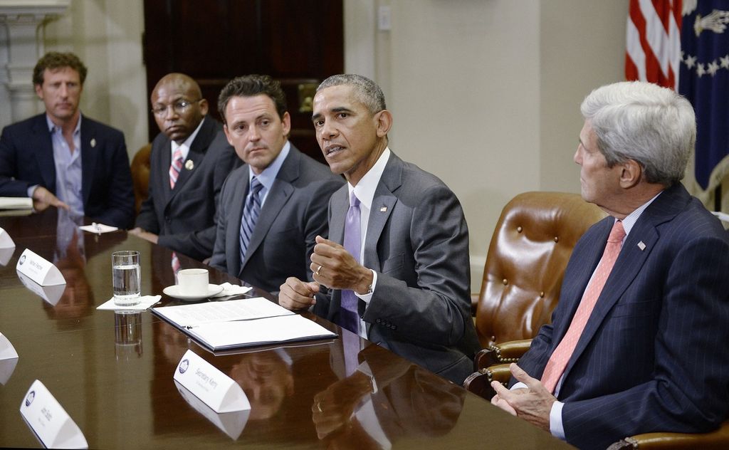 Arsip foto memperlihatkan Presiden AS Barack Obama (tengah) dan Menteri Luar Negeri John Kerry (kanan) bertemu dengan sekelompok veteran untuk membahas kesepakatan nuklir Iran di Ruang Roosevelt di Gedung Putih, 10 September 2015. 