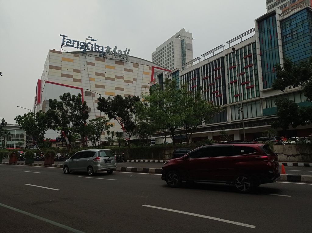 Tangcity Mall, salah satu ikon Kota Tangerang, Banten, pada Selasa (24/8/2021). Terjadi lonjakan kasus positif Covid-19 harian dari di bawah 10 kasus menjadi lebih dari 100 kasus. Lonjakan kasus membuat tempat perawatan kembali terisi.