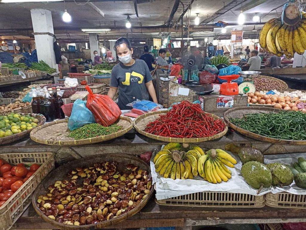 Pedagang menjual berbagai bahan pokok di Pasar Petisah, Medan, Sumatera Utara, Jumat (10/6/2022). Harga cabai merah di Medan meroket dari Rp 35.000 menjadi Rp 70.000 per kilogram. 