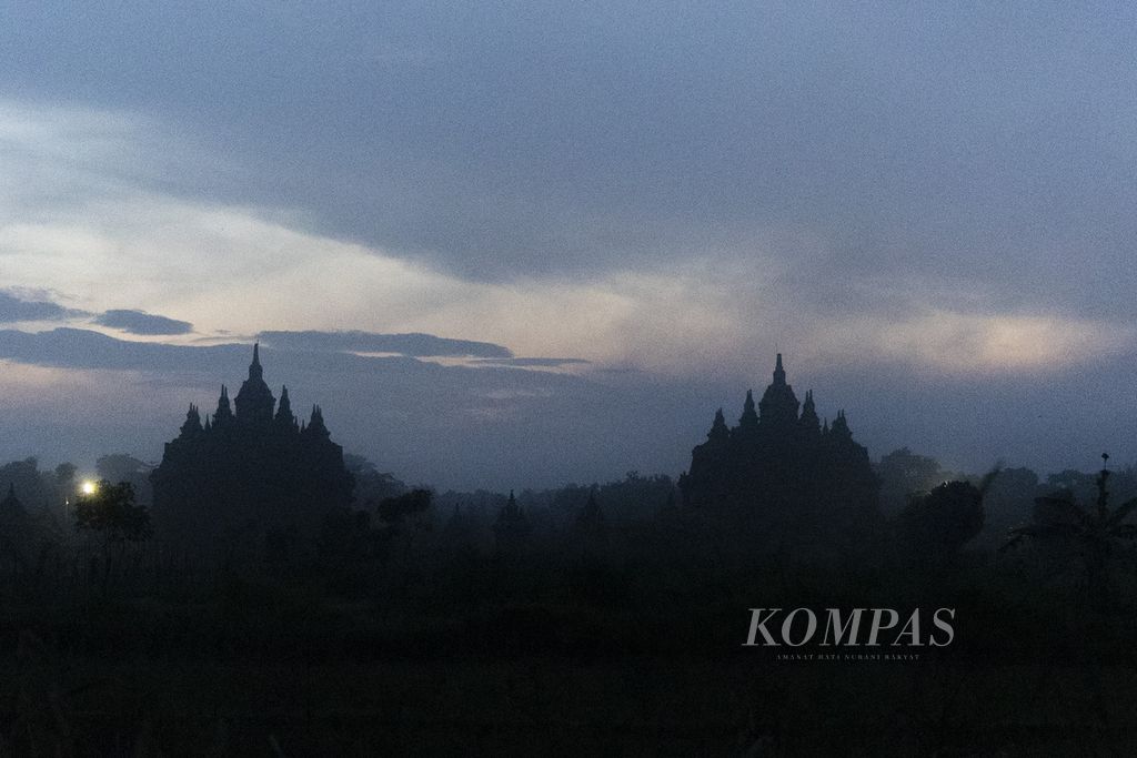 A burst of sunlight on the first day of 2023 is seen behind Plaosan Temple in Bugisan Village, Prambanan, Klaten, Central Java, Sunday (1/1/2023).
