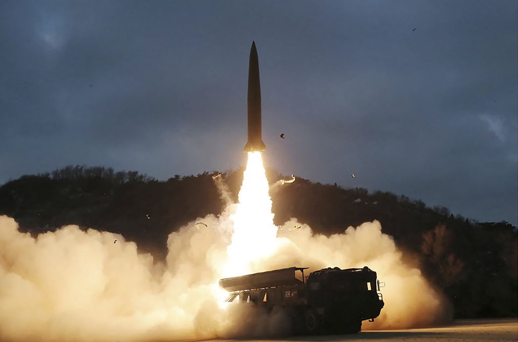 Gambar ini diambil pada 27 Januari 2022 dan dirilis oleh Kantor Berita Pusat Korea (KCNA), media resmi Korea Utara, 28 Januari 2022. Tampak Korut sedang uji rudal taktis permukaan-ke-permukaandi lokasi yang dirahasiakan..