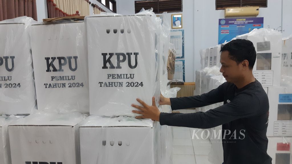 Kotak suara dikumpulkan di salah satu kecamatan di Kendari, Sulawesi Tenggara, Kamis (15/2/2024) pagi. Penghitungan suara di sejumlah TPS molor hingga pagi hari. Sejumlah pelanggaran juga ditemukan. 