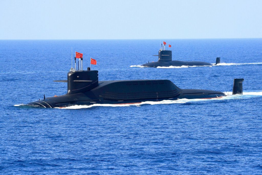 Kapal selam tipe 094A kelas Jin berbahan bakar nuklir dari Angkatan Laut Tentara Pembebasan Rakyat China terlihat selama patroli di Laut China selatan pada 12 April 2018.