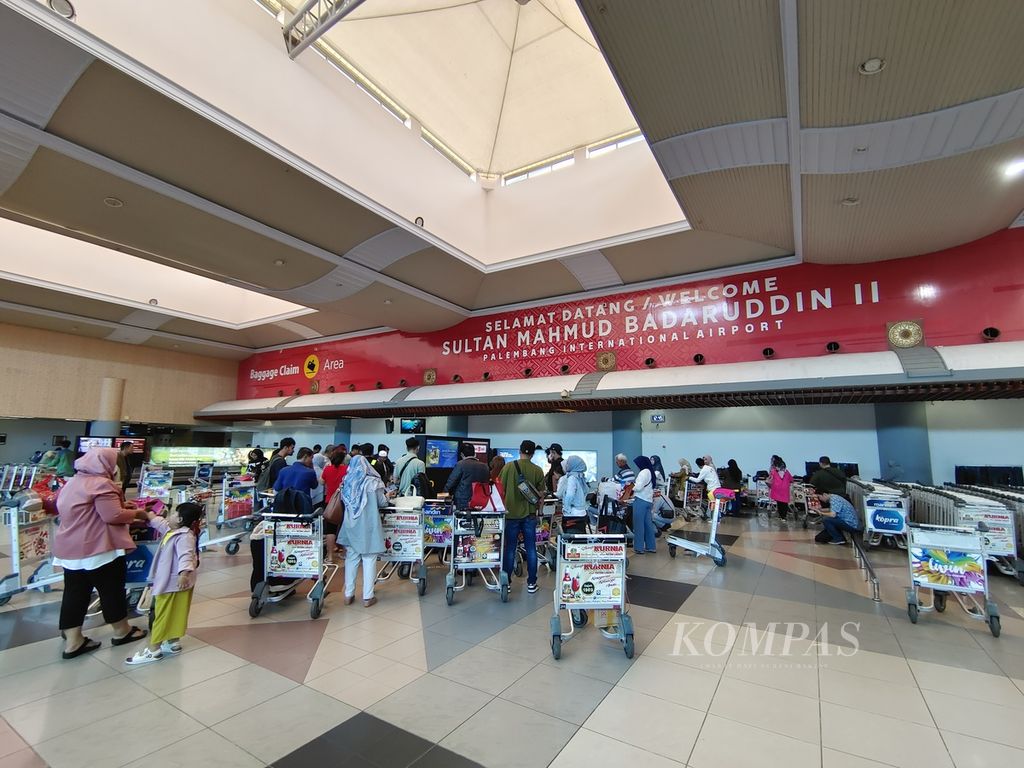 Suasana penumpang saat antre mengambil bagasi di Bandara Sultan Mahmud Badaruddin II Palembang, Sumatera Selatan, Sabtu (27/4/2024). Kini Bandara Sultan Mahmud sudah tidak lagi menyandang status bandara internasional.