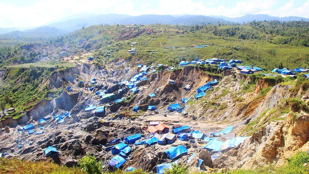 Lokasi tambang  emas liar di Gunung Botak, Kabupaten Buru, Maluku, kembali dirambah sejak Januari 2017 seperti terlihat Rabu (8/11). Lokasi tambang itu pertama kali beroperasi November 2011 kemudian ditutup pada November 2015 dengan alasan merusak lingkungan, termasuk maraknya penggunaan  merkuri.