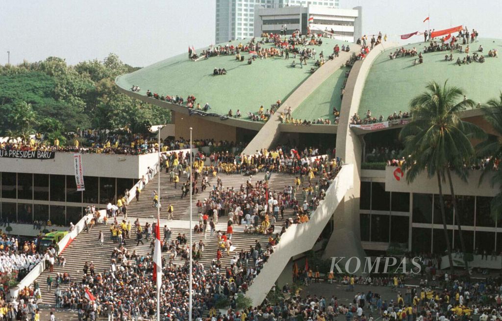 Mahasiswa se-Jakarta, Bogor, Tangerang, dan Bekasi mendatangi Gedung MPR/DPR/DPD, Mei 1998, menuntut reformasi dan pengunduran diri Presiden Soeharto. 