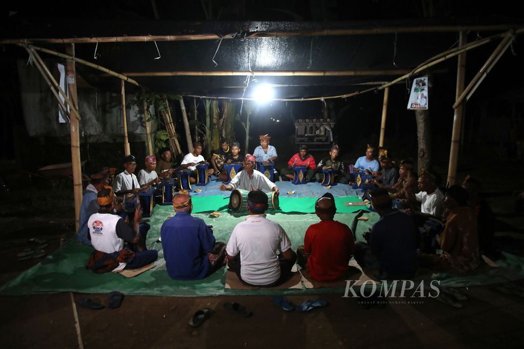 Kelompok klenang nunggal Maha Pati dari Dusun Pancor Kopong, Desa Pringgasela Selatan, Kecamatan Pringgasela, Kabupaten Lombok Timur, Nusa Tenggara Barat berlatih di halaman rumah salah satu warga, Senin (18/12/2023) malam.  