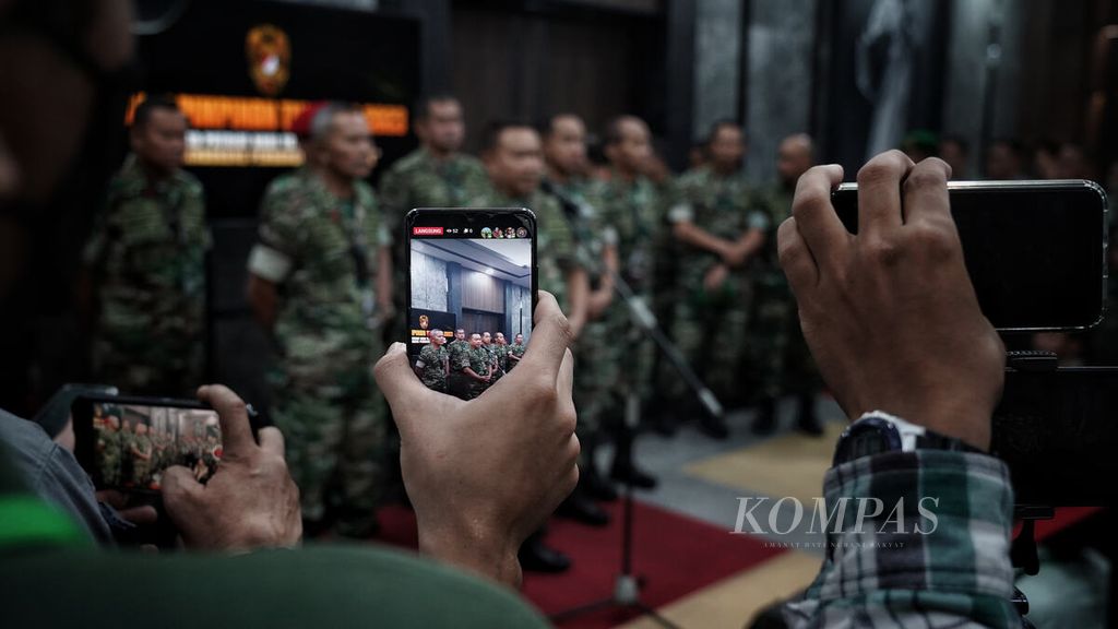 Wartawan merekam Kepala Staf TNI Angkatan Darat Jenderal Dudung Abdurachman yang berbicara dalam konferensi pers seusai Rapat Pimpinan TNI AD, di Markas Besar TNI AD, Jakarta, 10 Februari 2023. 