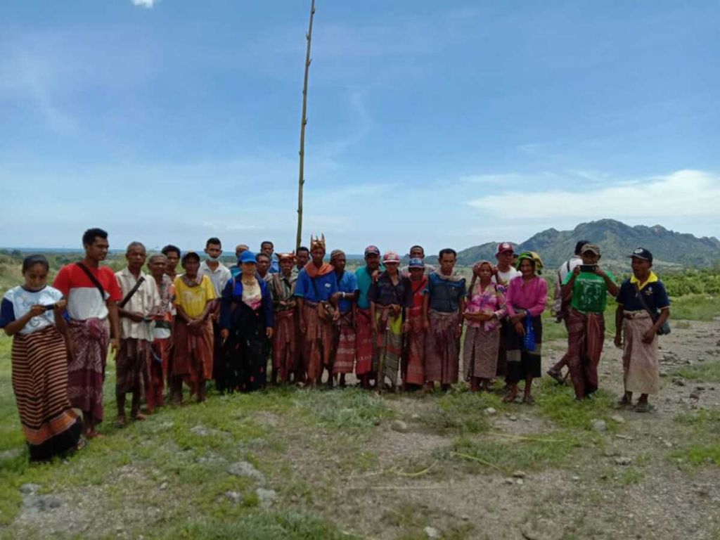 Perwakilan masyarakat di Timor Tengah Selatan hadir dalam upacara adat tolak bala, Sabtu (25/3/2023). Foto bersama dilakukan setelah menggelar upacara adat. Sesuai dengan kepercayaan adat, rabies juga bagian dari kutukan leluhur. 