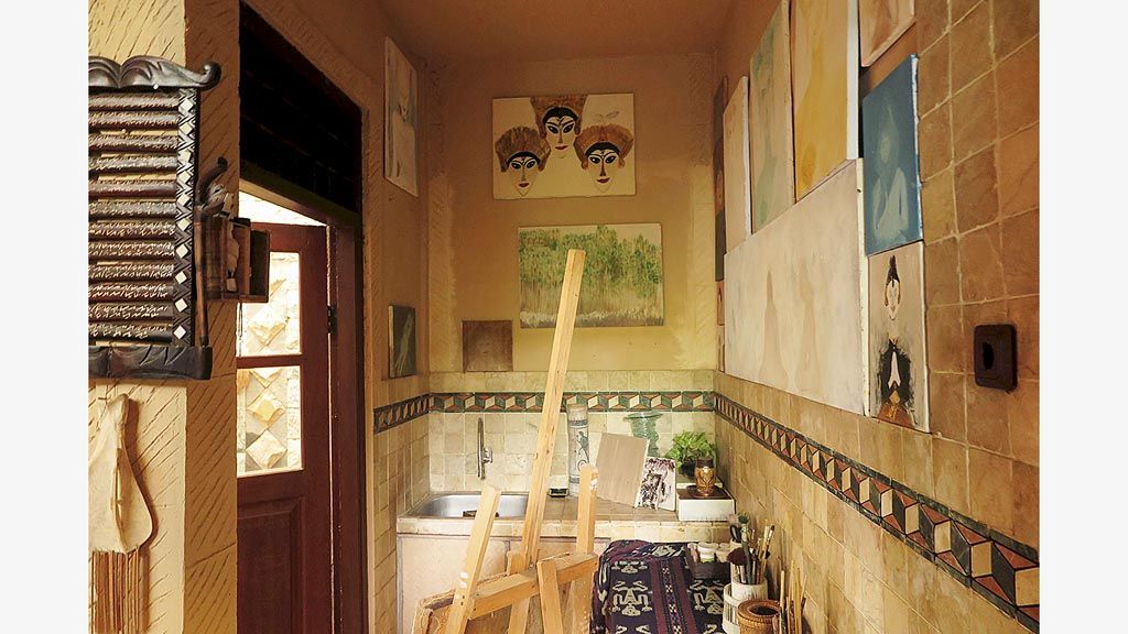 Dapur utama disulap Ayu Laksmi menjadi studio lukis.