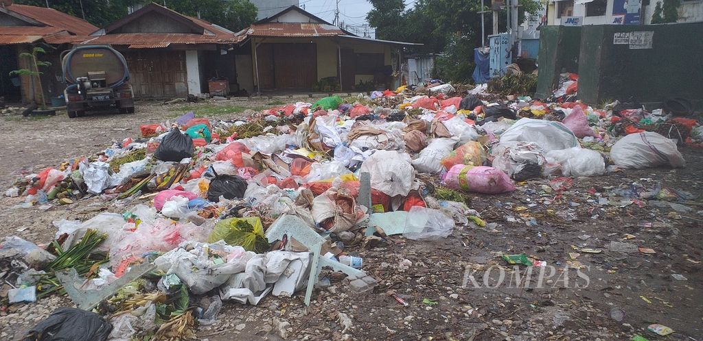 Sampah berserakan di dekat Pasar Oebobo, Kota Kupang, Sabtu (1/1/2021). Tumpukkan sampah seperti ini menjadi sarang nyamuk pembawa DBD.