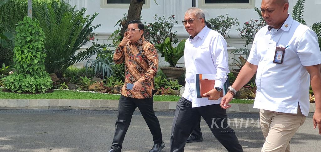 Kepala Badan Pangan Nasional Arief Prasetyo Adi dan Kepala Bulog Bayu Krisnamurthi meninggalkan Istana Merdeka seusai rapat tertutup terkait pangan dengan Presiden Joko Widodo, Senin (18/3/2024).
