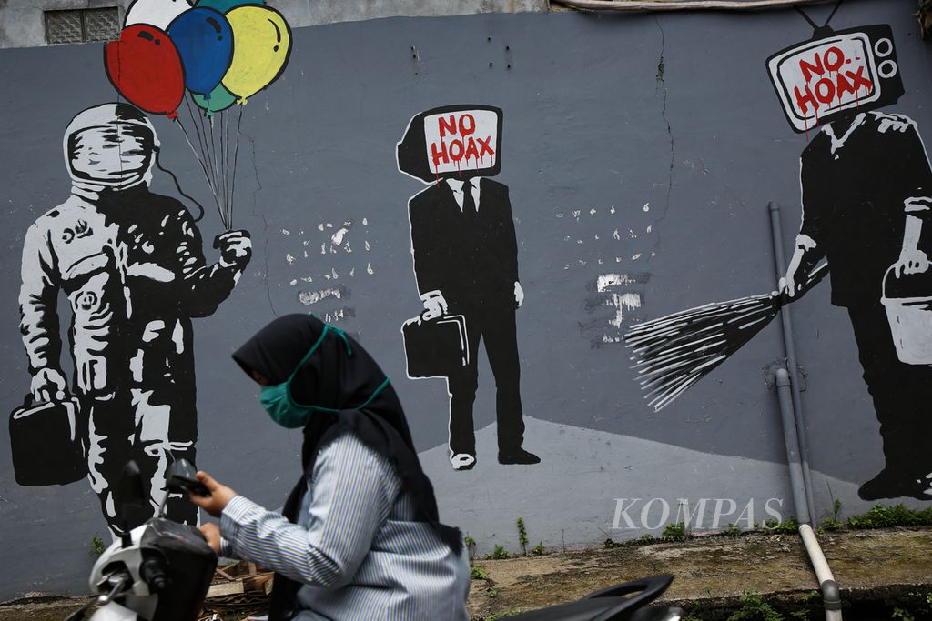Mural bertema menolak hoaks menghiasi tembok di kawasan Cipondoh, Kota Tangerang, Banten, Selasa (5/5/2020).