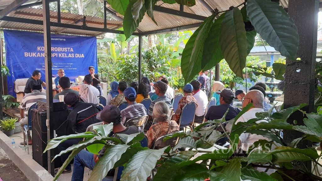 Diskusi Kopi Robusta Bukan Kopi Kelas Dua yang diadakan oleh Akartana bersama petani kopi di Desa Amadanom, Kecamatan Dampit, Kabupaten Malang, Jawa Timur, Rabu (31/8/2022).