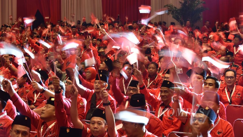 Para kader Partai Demokrasi Indonesia Perjuangan (PDI-P) menghadiri pembukaan Rapat Kerja Nasional (Rakernas) I PDI-P sekaligus perayaan HUT ke-47 PDIP di Jakarta International Expo, Kemayoran, Jakarta, Jumat (10/1/2020). 