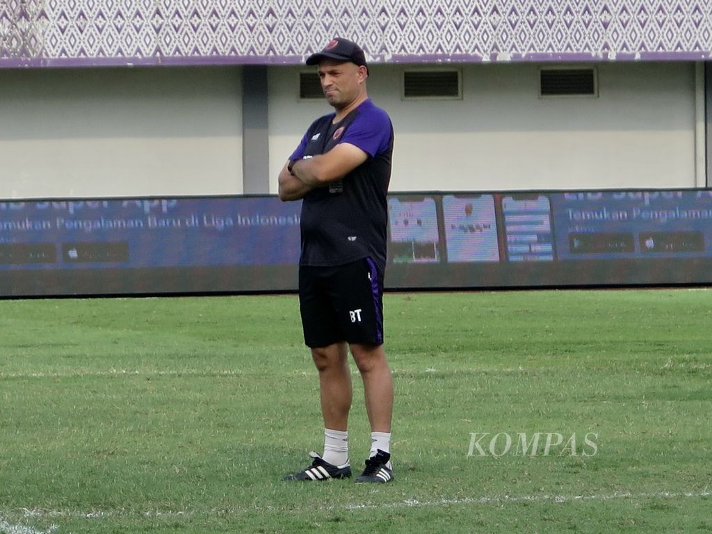 Pelatih PSM Makassar Bernardo Tavares mengamati latihan skuadnya di Arena Indomilk, Tangerang, Banten, Minggu (12/3/2023), jelang laga kontra Persita Tangerang, Senin (13/3). 