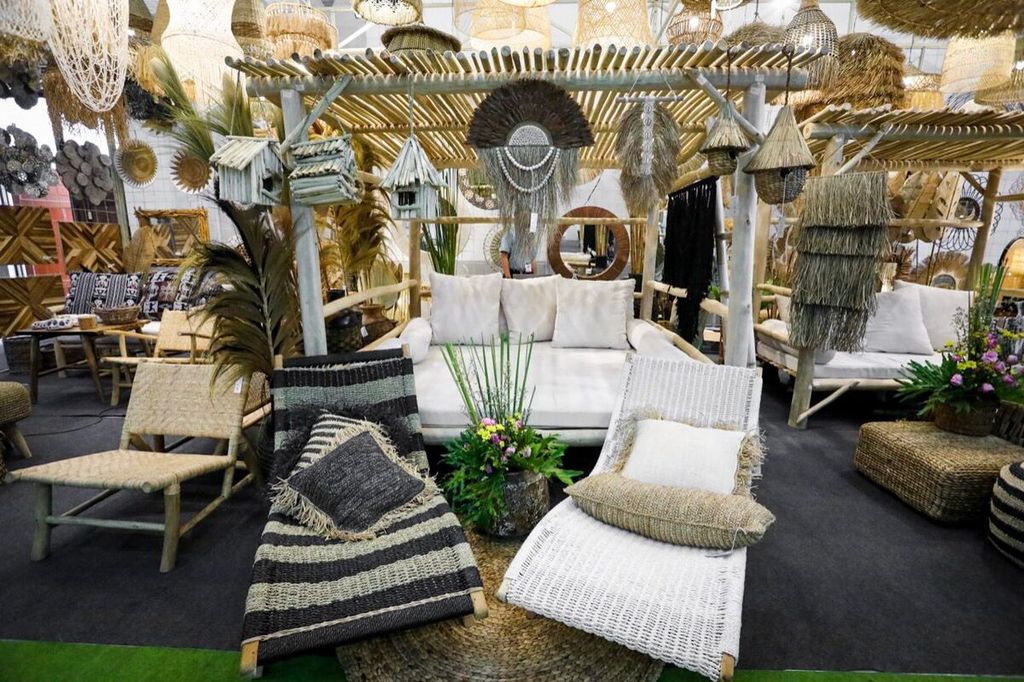 Various furniture and handicraft products were displayed at the 7th National Assembly of the Indonesian Furniture and Handicraft Industries Association (Asmindo) in the Jogja Expo Center, DI Yogyakarta, on Tuesday (23/8/2022).