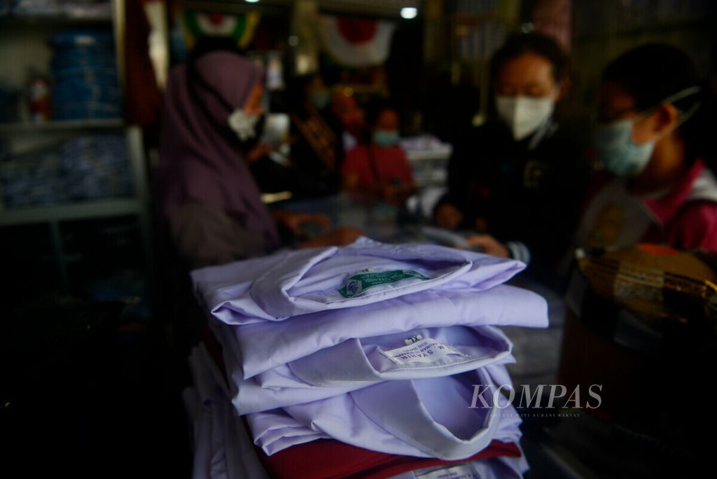 Tumpukan seragam sekolah yang dijual di Kauman, Kota Semarang, Jawa Tengah, Sabtu (28/8/2021). Dalam beberapa hari ini banyak warga yang mencari kebutuhan perlengkapan sekolah setelah rencana pertemuan tatap muka kembali dilakukan.