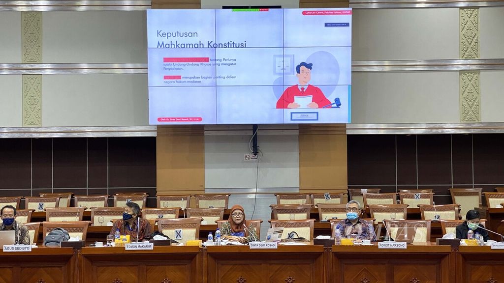 Para pakar dan akademisi di bidang hukum dan teknologi informasi menjadi pembicara dalam rapat dengar pendapat umum bersama Komisi I DPR untuk membahas Rancangan Undang-Undang Pelindungan Data Pribadi (RUU PDP) di Gedung Parlemen, Jakarta, Rabu (1/7/2020). 