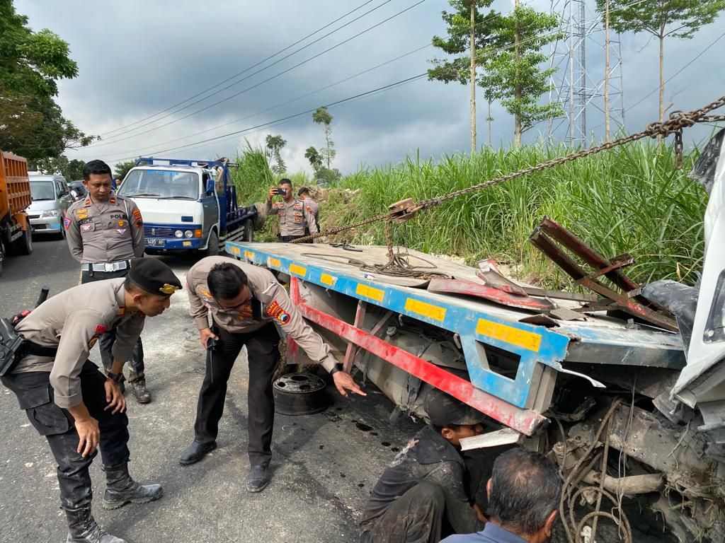 Jajaran Kepolisian Resor Wonosobo mengecek lokasi kecelakaan di ruas Jalan Parakan-Wonosobo, Jawa Tengah, Rabu (15/3/2023).