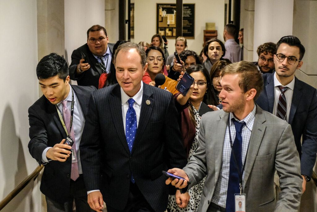 Ketua Komite Intelijen DPR Amerika Serikat Adam Schiff keluar ruangan seusai pemeriksaan tertutup saksi dalam penyelidikan pemakzulan Presiden AS Donald Trump di Capitol Hill, Washington DC, Rabu (23/10/2019).