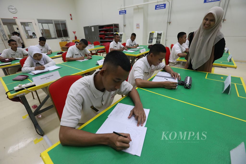 Mahasiswa mengikuti sesi pelajaran teori dengan alat peraga di dojo (kelas) di Akademi Komunitas Toyota Indonesia (AKTI) di Kawasan Industri KJIE, Margamulya, Kecamatan Telukjambe, Karawang, Jawa Barat, Selasa (14/3/2023). Pendidikan vokasi ini mendidik 64 mahasiswa dari 4.000 peminat yang diseleksi. 