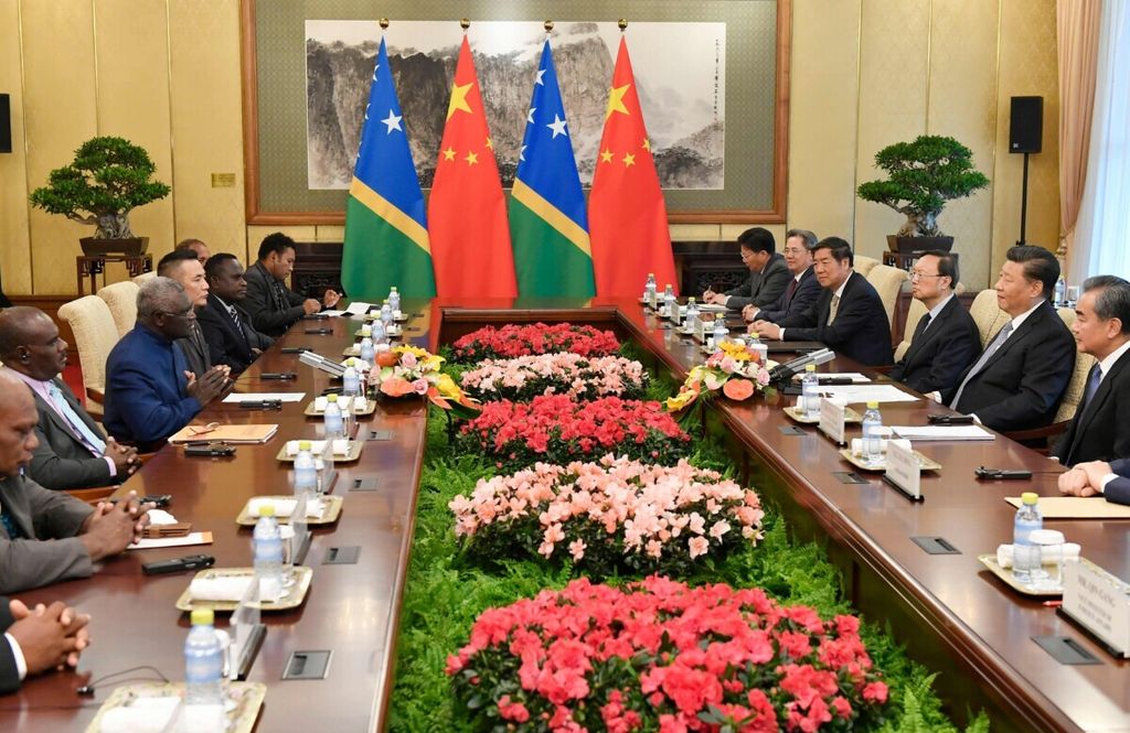 Perdana Menteri Kepulauan Solomon Manasseh Sogavare (ketiga di kiri) berbicara dengan Presiden China Xi Jinping (kedua di kanan) dalam pertemuan di wisma negara Diaoyutai di Beijing, Rabu (9/10/2019).