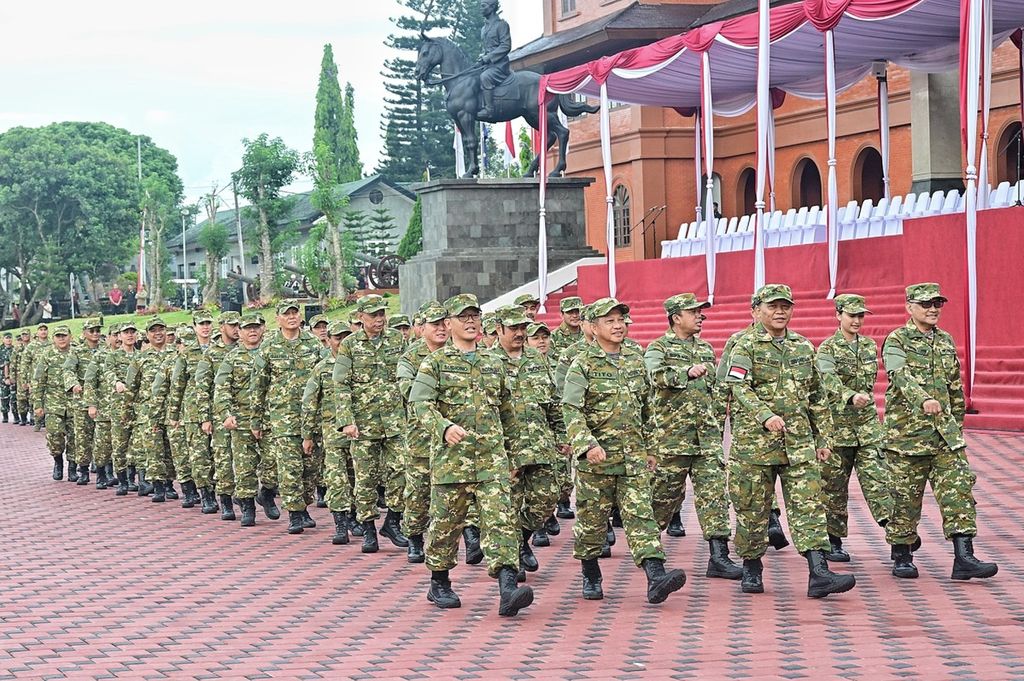 Presiden Prabowo Subianto bersama anggota Kabinet Merah Putih mengikuti kegiatan latihan baris-berbaris saat Retret Kabinet Merah Putih di Akademi Militer, Magelang, Jawa Tengah, Sabtu (26/10/2024)