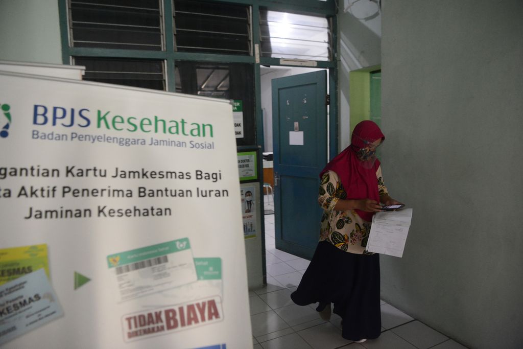 Warga peserta BPJS mengurus berkas untuk mendapatkan layanan kesehatan di RSUD Kota Yogyakarta, Umbulharjo, Yogyakarta, Senin (24/8/2020). Mulai Juli 2020, pengguna layanan BPJS Kesehatan di rumah sakit itu berangsur naik 20 persen dibanding saat awal pandemi Covid-19 mulai merebak. 