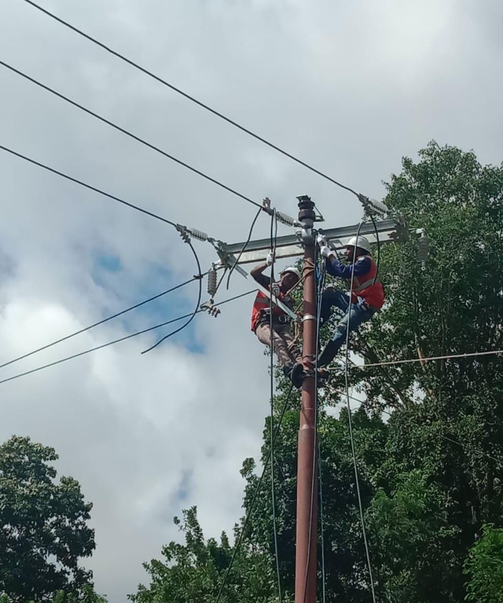 Petugas PLN dengan penuh risiko memanjat tiang listrik belasan meter untuk memasang kelengkapan fasilitas kelistrikan guna mengalirkan listrik menuju desa terpencil di Desa Riung, Kecamatan Cibal, Kabupaten Manggarai Barat.