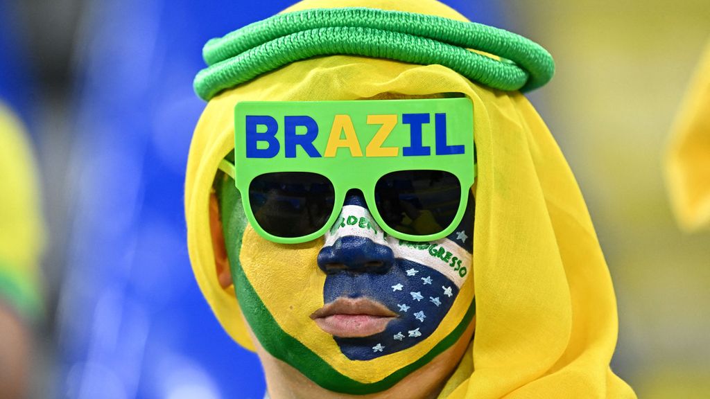 Seorang suporter timnas Brasil berpose menjelang pertandingan babak 16 besar Piala Dunia Qatar 2022 antara Brasil dan Korea Selatan tanggal 5 Desember 2022.  Argentina, Uruguay, Chile, dan Paraguay resmi mengajukan diri sebagai calon tuan rumah Piala Dunia 2030 pada Rabu (8/2/2023).