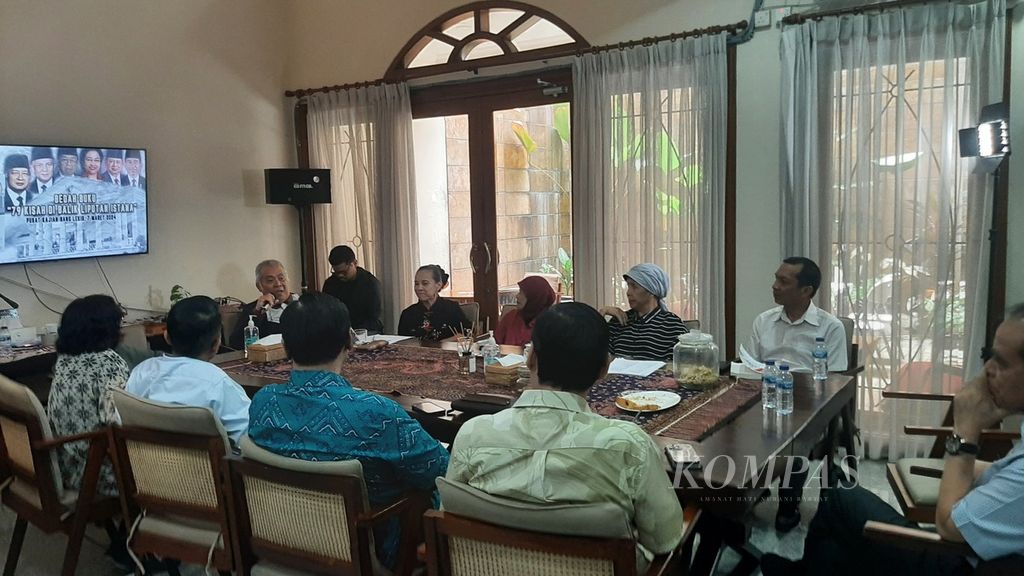 Suasana bedah buku <i>79 Kisah di Balik Liputan Istana Era Soeharto sampai Jokowi</i> yang digelar Pusat Kajian Hang Lekir, Jakarta, Kamis (7/3/2024).