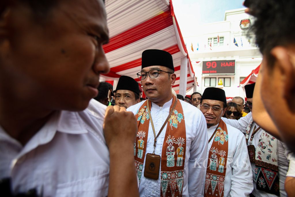 Bakal calon gubernur dan wakil gubernur DKI Jakarta Ridwan Kamil dan Siswono keluar dari KPU DKI Jakarta seusai mendaftarkan diri untuk Pilkada 2024, Rabu (28/8/2024). 