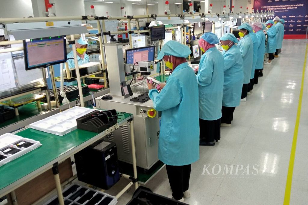 Pekerja merakit ponsel pintar Nokia tipe C21 Plus dan C31 di pabrik PT Sat Nusapersada, Kota Batam, Kepulauan Riau, Selasa (8/11/2022). Setiap bulan 50.000 ponsel pintar Nokia dirakit di pabrik tersebut.