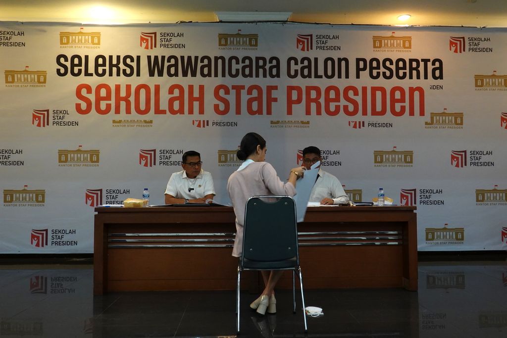 Kepala Staf Kepresidenan Moeldoko mewawancarai salah satu peserta Sekolah Staf Kepresidenan (SSP) Shania binti Mahir Hamdun di Gedung Krida Bhakti Jakarta, Kamis (14/7).