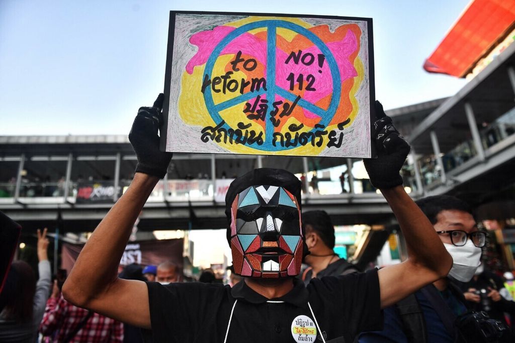 Unjuk rasa di Bangkok, Thailand, pada Desember 2021 untuk mendesak perubahan aturan soal penghinaan raja. Aturan yang dikenal sebagai <i>lese majeste</i> itu dianggap feodal dan menyusahkan.