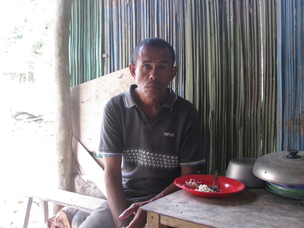 Joben Tampani (38), ayah Rina atau anak Tanel Tampani, sedang makan nasi kosong sebelum berangkat mengojek konvensional di Kelurahan Babau, Kupang, Rabu (2/3/2022). Kemiskinan, pandemi, dan bencana alam memperburuk mutu pendidikan di NTT.