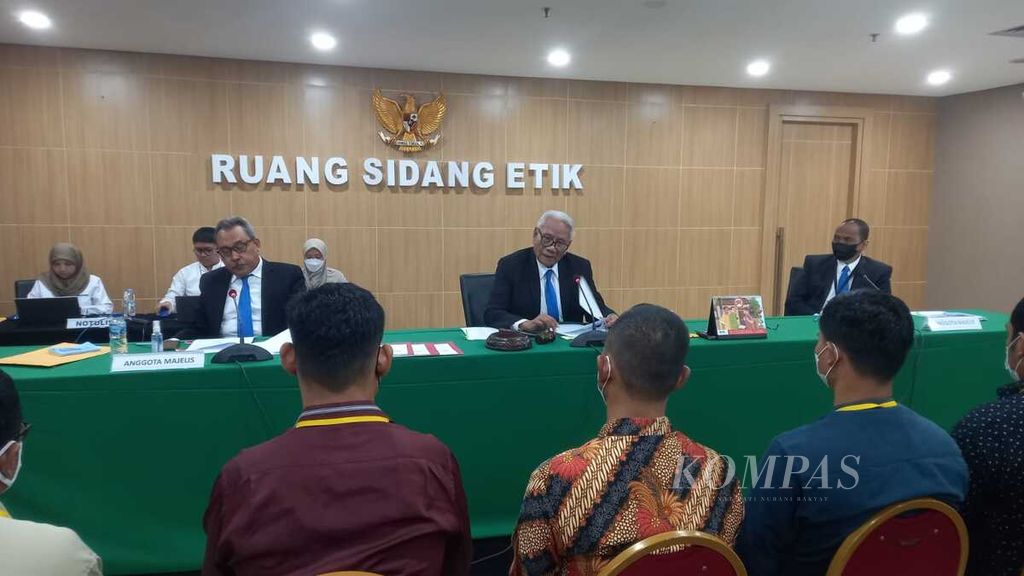 Anggota Dewan Pengawas Komisi Pemberantasan Korupsi, Harjono (tengah), didampingi Syamsuddin Haris (kiri) dan Indriyanto Seno Adji (kanan) membacakan putusan atas dugaan pelanggaran etik dan perilaku yang dilakukan oleh pegawai KPK di gedung Pusat Edukasi Antikorupsi KPK, Jakarta, Kamis (15/2/2024). Para pelaku pungutan liar di rumah tahanan KPK dijatuhi sanksi berat berupa permintaan maaf secara terbuka langsung.