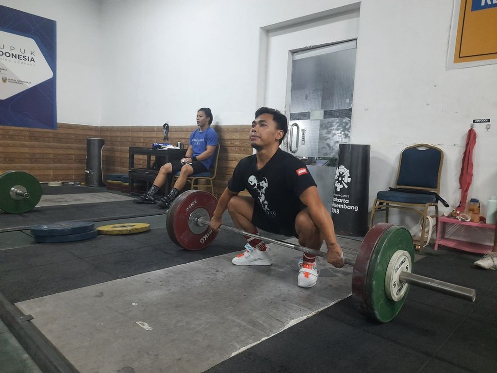 Lifter Eko Yuli Irawan dari kelas 61 kilogram akan mewakili Indonesia merebut tiket Olimpiade Paris 2024 dalam kejuaraan di Kolombia. Latihan ini rutin dilakukan setiap hari di Mess Kwini, Jakarta.