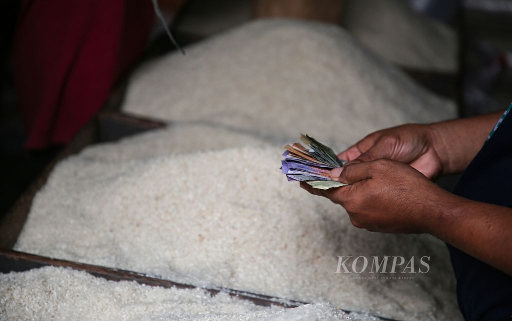 Pembeli membayar beras yang dibeli di Pasar Kebayoran Lama, Jakarta Selatan, Kamis (31/08/2023). Badan Pusat Statistik memperkirakan, produksi beras pada Juli-September 2023 sebanyak 7,24 juta ton, turun 4,2 persen dibanding periode sama tahun sebelumnya.